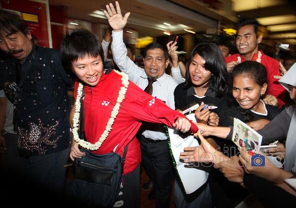 Puluhan Fans Sambut Juara All England Tontowi/Lilyana