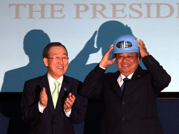 Presiden SBY Terima Helm Perdamaian PBB