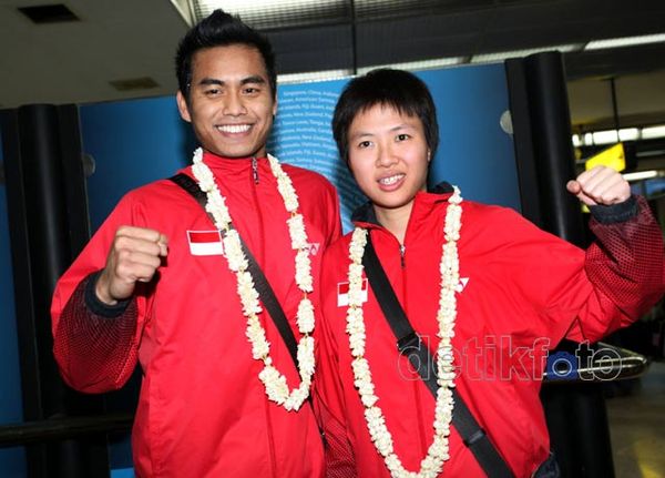 Tontowi dan Lilyana Tiba di Tanah Air