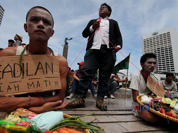 Bawa Bumbu Dapur, Mahasiswa Tolak BBM Naik