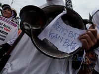 Ibu-ibu Bawa Penggorengan Tolak BBM Naik