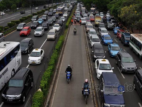 BBM Naik&Premium Dilarang, Mobil Pribadi Menjerit BBM Naik&Premium Dilarang, Mobil Pribadi Menjerit