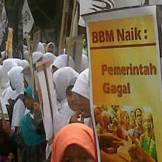 Ribuan Muslimah HTI Tolak Kenaikan BBM