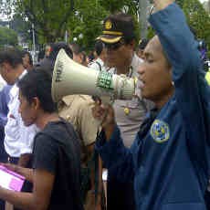 Demo Tolak Kenaikan BBM di DPRD Surabaya Ricuh