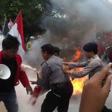 Tolak Kenaikan BBM, Mahasiswa Lamongan Blokir Pantura