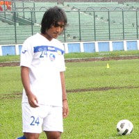 Retak Tulang Belikat, Hariono Absen di Laga Kontra Persiba
