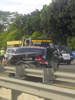 Brak! Civic Tabrak Pembatas Tol Jagorawi, TMII ke Cawang Macet
