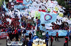 Ratusan Buruh Geruduk Kemenkes, Jalan Rasuna Said Tersendat