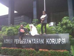  Hiiii! Pocong Main Catur di KPK, Desak Koruptor Sumpah Pocong