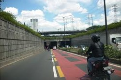  Penutup Gorong-gorong di Underspass UKI Terbuka, Avanza Terperosok 