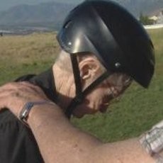 Berumur 101 Tahun, Nenek AS Pecahkan Rekor Dunia Paralayang