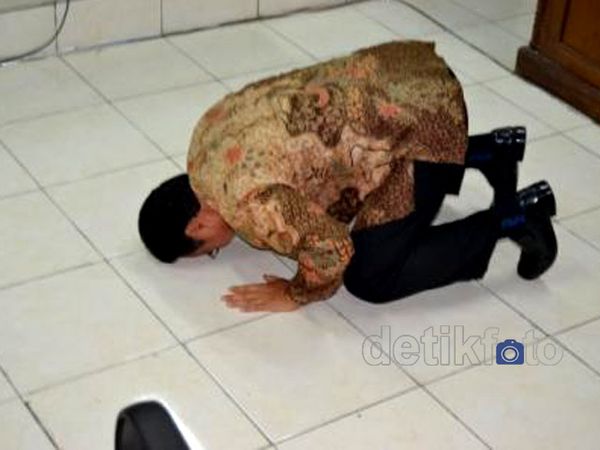 Bebas, Eks Bupati Sragen Sujud Syukur