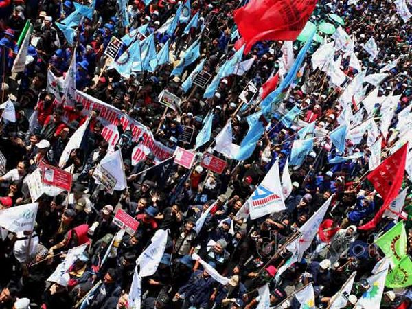 Akhirnya Ribuan Buruh Turun ke Jalan Tolak BBM Naik