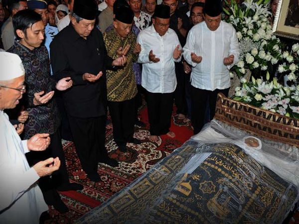 SBY Melayat Ibunda Ical