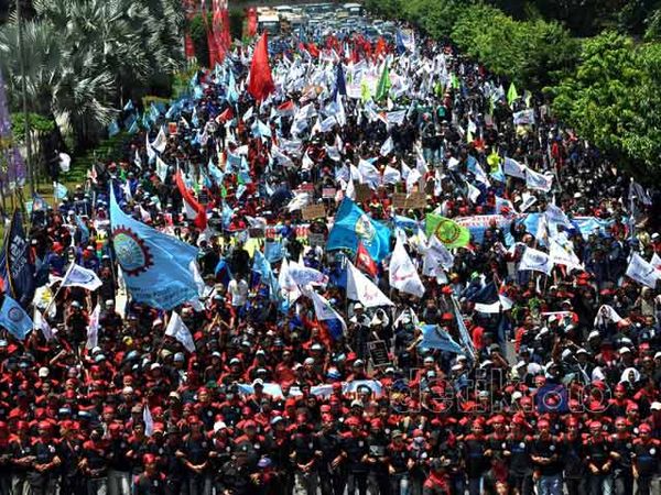 Tolak BBM Naik, Ribuan Buruh Bergerak ke Istana