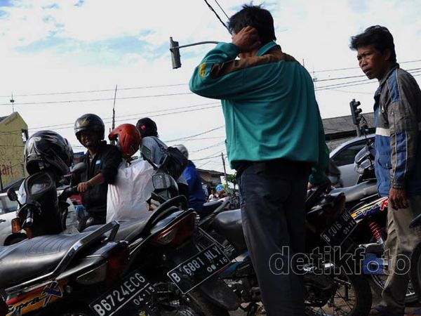 BBM Naik, Tukang Ojek Kian Terjepit