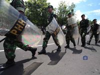 Istana Dikepung  Ribuan Buruh, Tentara Diturunkan