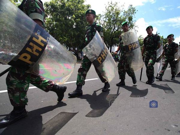 Istana Dikepung  Ribuan Buruh, Tentara Diturunkan