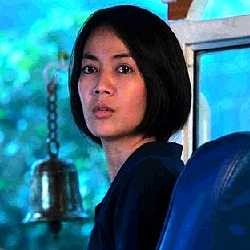 Postcards from the Zoo: Menggapai Perut Jerapah