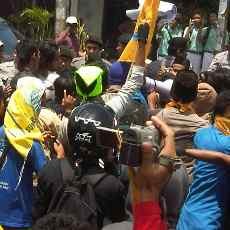 Aksi Mahasiswa di Jalur Poros Lamongan Tolak BBM Naik Ricuh