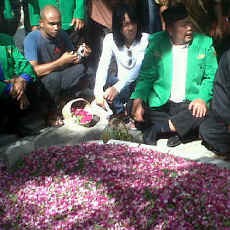 Slank Ziarah ke Makam Gus Dur