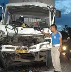 Tiga Truk Tabrakan Beruntun, Sopir Trailer Terjepit Satu Jam