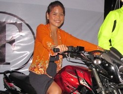 2 Rider Wanita Touring Keliling Indonesia dengan Scorpio
