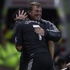 Suarez Tegaskan Bertahan, Dalglish Gembira