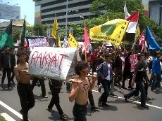 Tolak Kenaikan BBM, Ratusan Mahasiswa Semarang Bakar Ban & Keranda