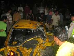 Sopir Asik Menelepon, Lancer Hancur Diseruduk KA di Surabaya