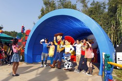 Menciut di Dunia Mainan Toy Story Land!