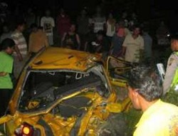 Sopir Asyik Menelepon, Lancer Hancur Diseruduk KA