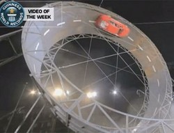 Ajaib, Pria Mengendarai Mobil di Lintasan Mirip Roller Coaster