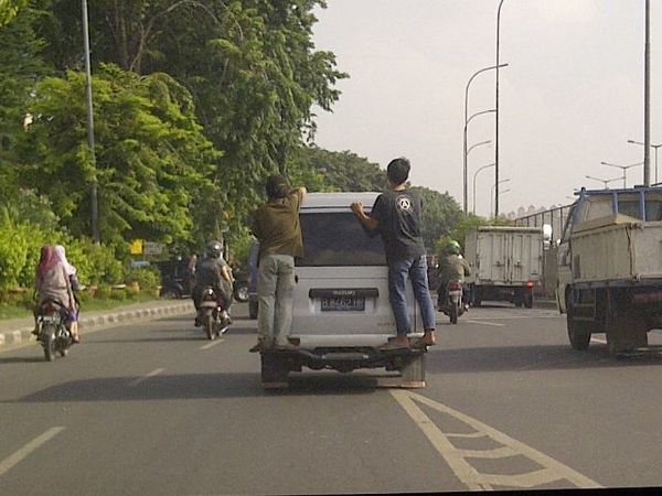 Gelantungan di Belakang Mobil