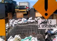 Jalan di Jembatan Teluk Gong Ambles