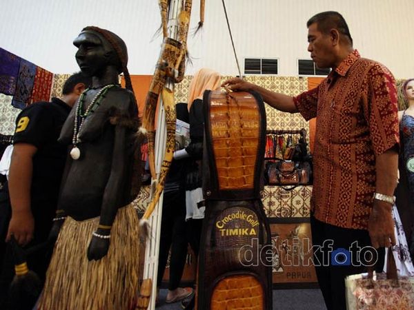 Patung & Ukiran Papua Curi Perhatian Warga Jakarta