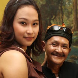 Kerap Dikelilingi Cewek Seksi, Ki Daus Dicemburui Dewi