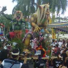 Ogoh-ogoh Diarak Keliling Tugu Pahlawan