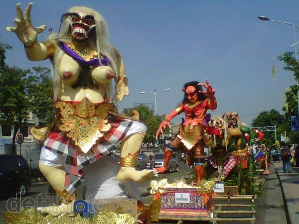 Ogoh-ogoh Raksasa Diarak Keliling Tugu Pahlawan