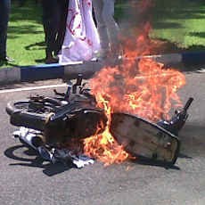 Tolak Kenaikan Harga BBM Mahasiswa Bakar Sepeda Motor