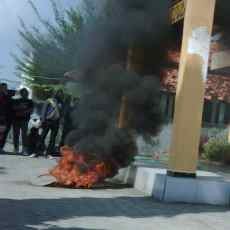 Mahasiswa Unija Bakar Ban Bekas Tuntut Rektor Mundur