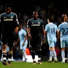 Memang Essien Bisa Bikin Lengannya Raib?