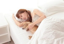 Sering Tidur Bareng Anjing dan Kucing Kemudian Lumpuh