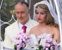 Putus Asa, Pria Ini Nikah dengan Boneka