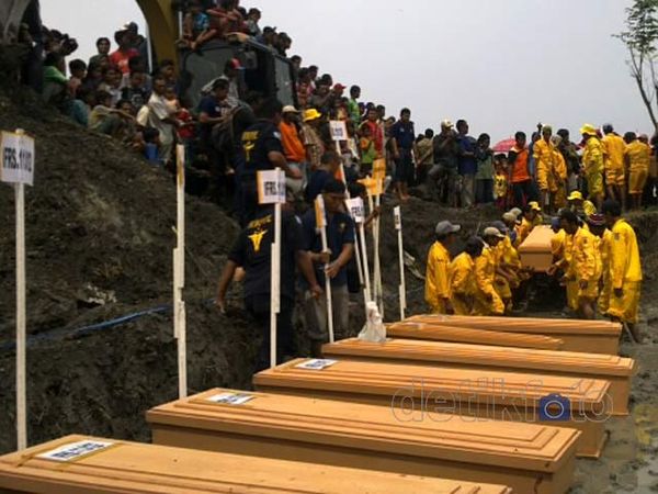 Korban Kapal Tenggelam Dimakamkan Massal