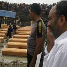 Pemakaman Imigran Gelap Korban Kapal Tenggelam Diwarnai Isak Tangis