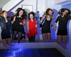 Tak Ingin Anak Keluyuran, Orangtua Ciptakan Rumah Disko