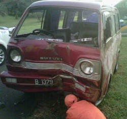 Suzuki Carry Terguling di Tol Bogor, 3 Penumpang Luka Ringan