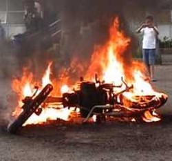 2 Pencuri Helm Dihajar Warga, Sepeda Motor Pelaku Dibakar