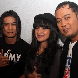 Apa beda ST12 dan SETIA Band?